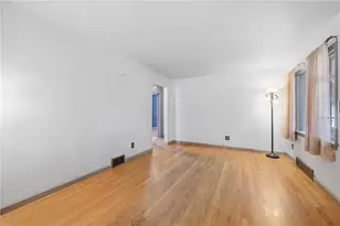 423 Indiana Ave, Farrell, PA 16121 - Photo 6