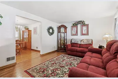 1074 Roseanne Ave, Pittsburgh, PA 15216 - Photo 8