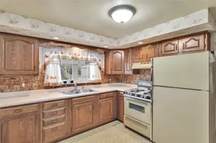 218 Skyport Rd, West Mifflin, PA 15122 - Photo 2