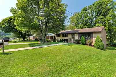 538 Newport Dr, Hempfield Township, PA 15601 - Photo 4
