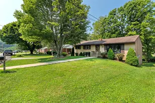 538 Newport Dr, Hempfield Township, PA 15601 - Photo 4