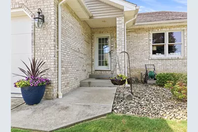 673 Chesapeake Ct, Hermitage, PA 16148 - Photo 2