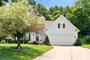 142 Bradford Square Dr, Trafford, PA 15085 - Photo 2