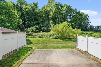 284 Broadstone Dr, Adams Township, PA 16046 - Photo 10