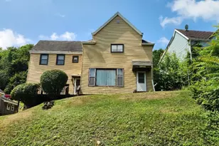 915 Border Ave, Ellwood City, PA 16117 - Photo 1