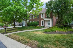402 Royal Ct, Pittsburgh, PA 15234 - Photo 2