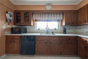1465 Oakridge Dr, Harmony Township, PA 15003 - Photo 10