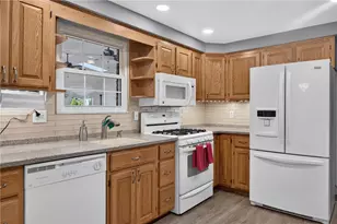 104 Glenora Dr, Robinson Twp, PA 15108 - Photo 8