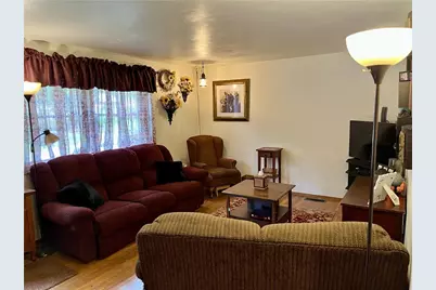 2072 Holiday Park Dr, Pittsburgh, PA 15239 - Photo 4