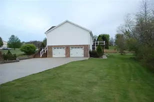5 Blackberry Ln, Pine Township, PA 16127 - Photo 2