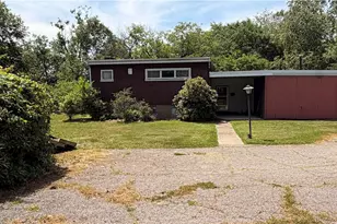 555 Bradys Ridge Rd, Brighton Township, PA 15009 - Photo 2