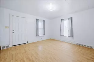 1016 Hamilton Ave, Farrell, PA 16121 - Photo 6