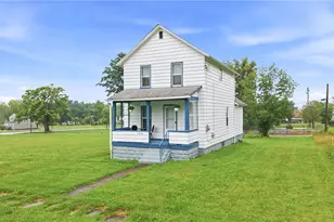 1016 Hamilton Ave, Farrell, PA 16121 - Photo 2