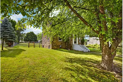 302 Lindsay Rd, Scott Township, PA 15106 - Photo 2