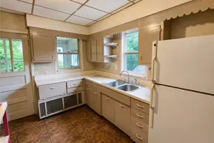 257 Thompson Ave, Donora, PA 15033 - Photo 10