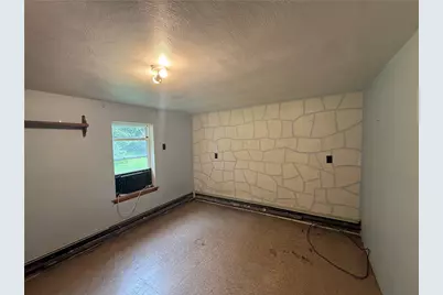 823 Robb Rd, Saint Clair Township, PA 15944 - Photo 6