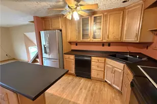 631 Wellington Dr, Hempfield Township, PA 15601 - Photo 4