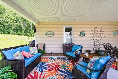 559 Sunview Cir, Derry Township, PA 15650 - Photo 6