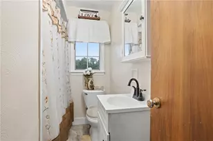 725 Broad St, Mount Pleasant Township, PA 15666 - Photo 12