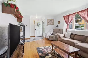 725 Broad St, Mount Pleasant Township, PA 15666 - Photo 4