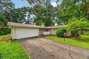 21 Evergreen Dr, Hempfield Township, PA 16125 - Photo 1
