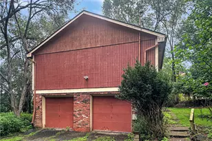 9 Carol Pl, Green Tree, PA 15220 - Photo 2