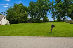 128 Lansdowne Dr, Moon/Crescent Twp, PA 15108 - Photo 2