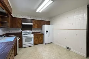 127 Blue Jay Way, Center Township, PA 15061 - Photo 8