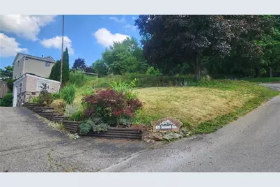 425 Summit Ave, Ellwood City, PA 16117 - Photo 2