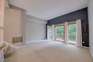 636 Carriage Cir, Pittsburgh, PA 15205 - Photo 2