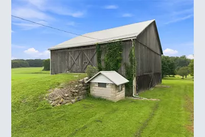 985 E Pike Rd, White Township, PA 15701 - Photo 8