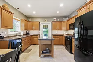 150 Green Commons Dr, Scott Township, PA 15243 - Photo 4