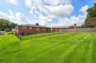 102 Manchester Dr, Hempfield Township, PA 15642 - Photo 2