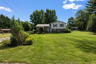 130 Maplehurst Dr, Aliquippa, PA 15001 - Photo 2