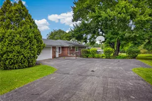 219 Mission Meade Dr, Neshannock Township, PA 16105 - Photo 6