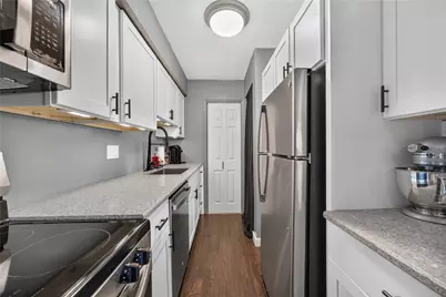 1070 Chatham Park Dr #C, Scott Township, PA 15216 - Photo 12