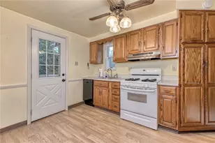 929 Roland Rd, Wilkins Township, PA 15221 - Photo 10