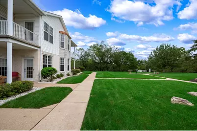 242 Adams Pointe Boulevard #10, Adams Township, PA 16046 - Photo 4