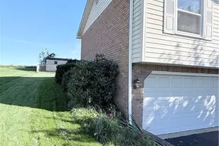 722 Courtview Dr, Hempfield Township, PA 15601 - Photo 14