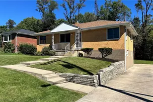 136 Richey Dr, Pittsburgh, PA 15147 - Photo 2