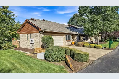 201 Oakview Dr, Hermitage, PA 16148 - Photo 2