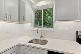 1045 Broughton Rd, South Park, PA 15236 - Photo 18
