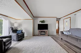 609 Lark Ln, Washington Township, PA 15613 - Photo 4