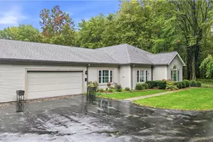 39 Stone Ridge Blvd, Hermitage, PA 16148 - Photo 2