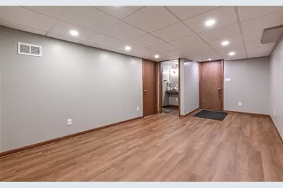 225 Rolling Dr, Ross Twp, PA 15229 - Photo 16