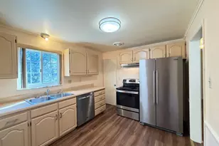 2034 W Kendon Dr, Pittsburgh, PA 15221 - Photo 10