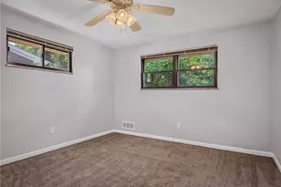 106 Susan Dr, Green Tree, PA 15220 - Photo 12