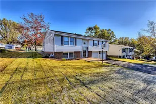 118 Mohican Dr, Hempfield Township, PA 15601 - Photo 2