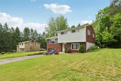 142 Meadowbrook Dr, Moon/Crescent Twp, PA 15108 - Photo 1