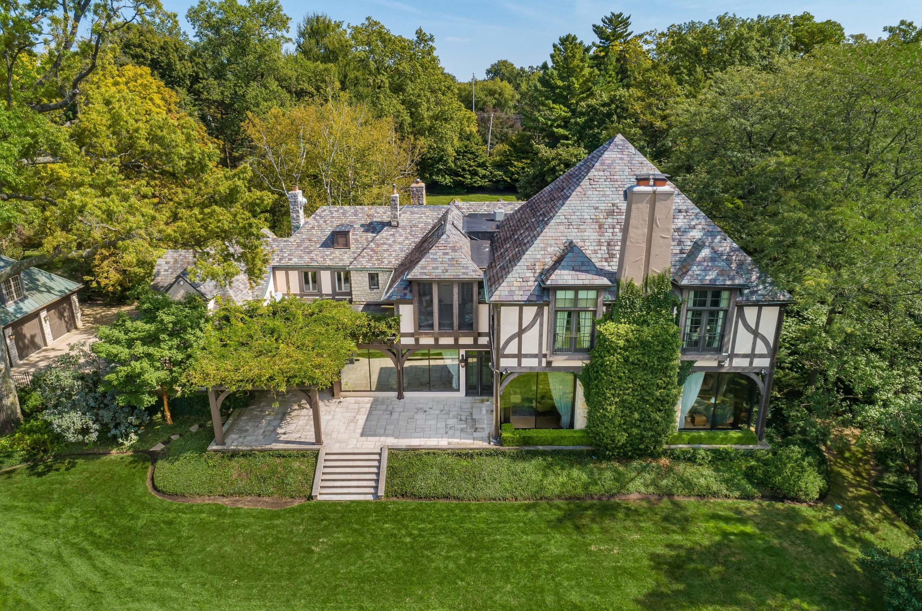 361 Parkview Ave, Columbus, OH 43209-1437